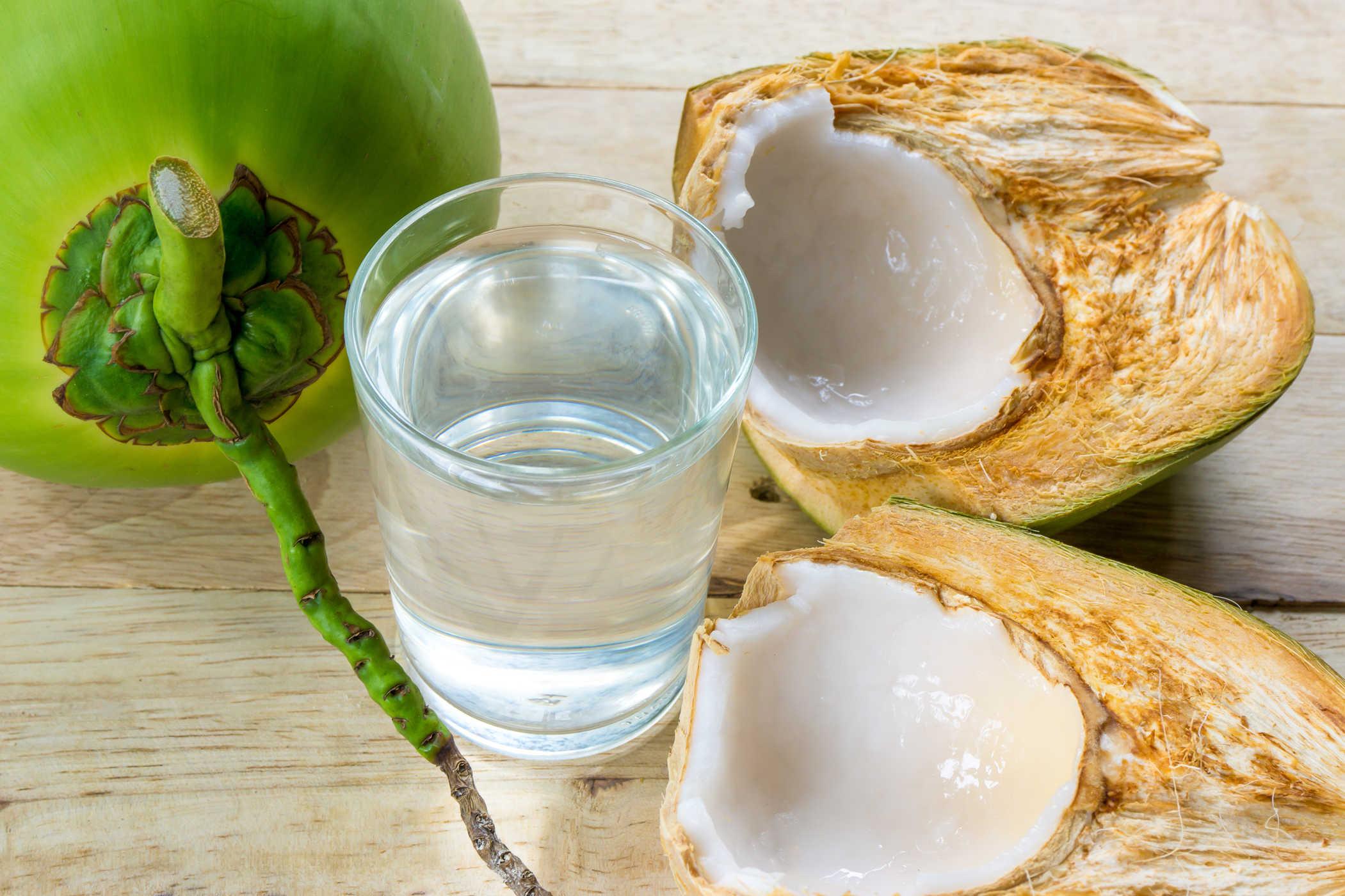 Chữa bệnh gút bằng quả dừa 5 Benh gut uong nuoc dua duoc khong