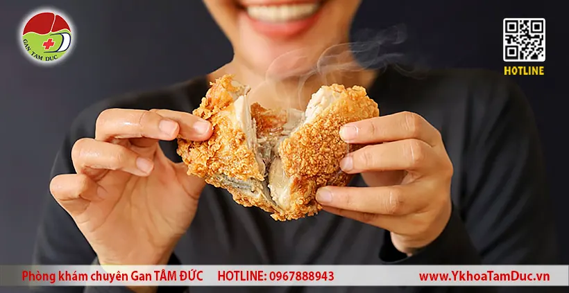 Hình ảnh gà rán minh họa cho bài viết phân tích người bị viêm gan B có ăn được thịt gà không, nhấn mạnh việc cần tránh da gà và cách chế biến nhiều dầu mỡ.