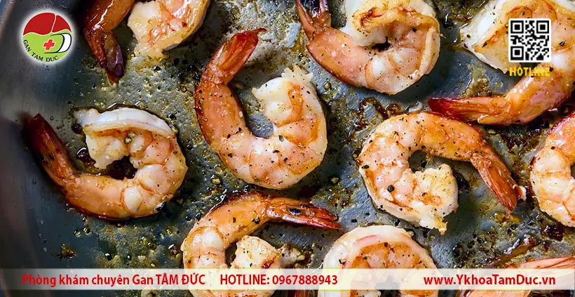Hình ảnh tôm đã nấu chín minh họa cho bài viết phân tích người bị viêm gan B có ăn được tôm không, nhấn mạnh tầm quan trọng của việc chế biến kỹ.