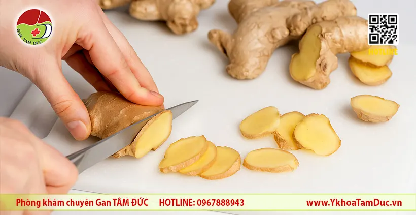 Hình ảnh gừng tươi đang được thái lát, minh họa cho bài viết phân tích người bị viêm gan B có ăn được gừng không, nhấn mạnh lợi ích chống viêm và rủi ro chảy máu.