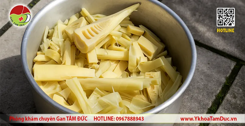 Măng tươi thái lát được sơ chế trong nồi. Măng tươi là một thực phẩm người bệnh viêm gan B cần đặc biệt cẩn trọng.