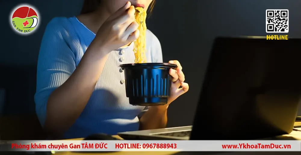 Ăn đêm có hại gan không? Giải đáp từ BSCKI Lý Thị Mỹ Dung 5 Ăn đêm với mì ăn liền – thói quen phổ biến có thể gây hại cho gan nếu kéo dài