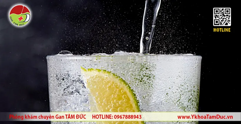 Nước có ga không đường với lát chanh – thức uống quen thuộc nhưng tiềm ẩn ảnh hưởng đến gan