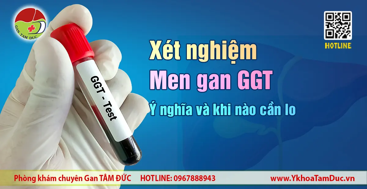 Ống máu xét nghiệm men gan GGT được cầm bởi bàn tay đeo găng y tế, dùng trong đánh giá chức năng gan