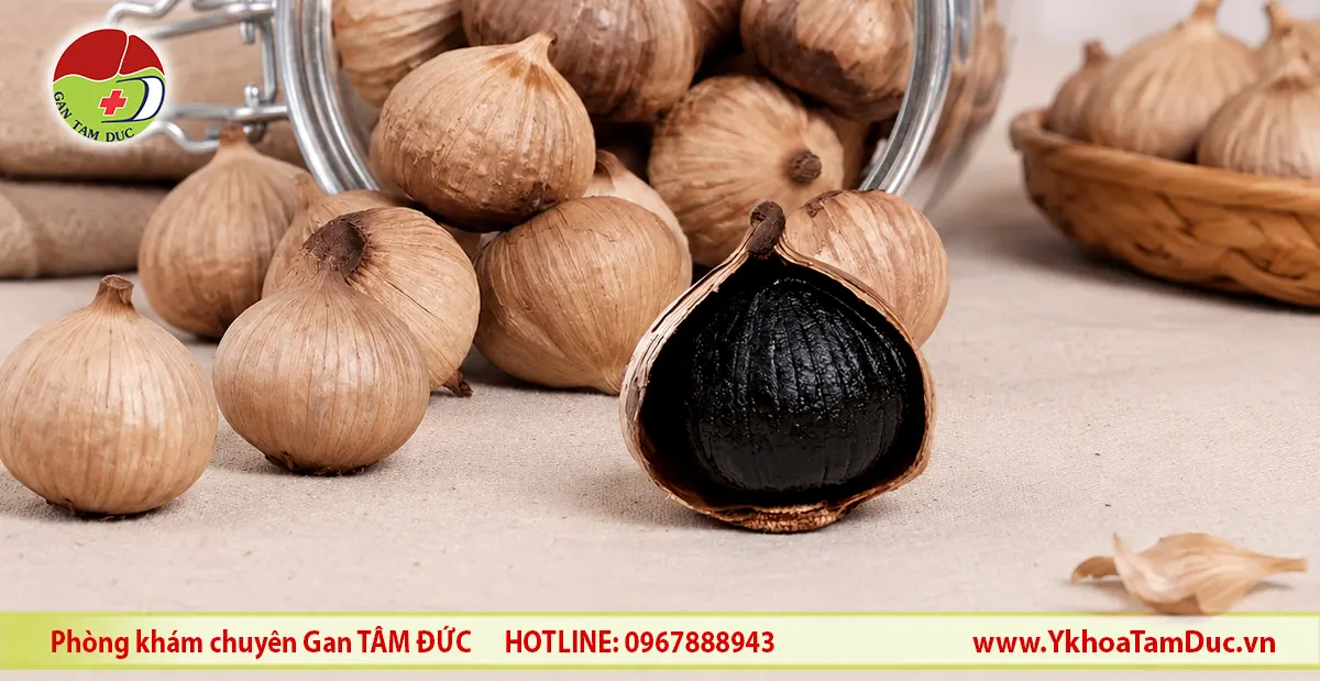 Tỏi đen có tốt cho gan không? Bác sĩ phân tích lợi ích, rủi ro và bằng chứng 1 Tỏi đen được sử dụng trong chế độ ăn hỗ trợ sức khỏe, với phần tép màu đen đặc trưng sau quá trình lên men