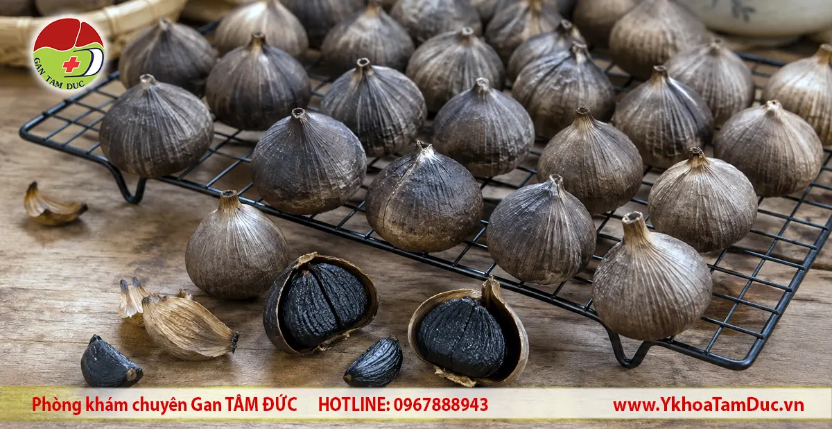 Tỏi đen có tốt cho gan không? Bác sĩ phân tích lợi ích, rủi ro và bằng chứng 2 Tỏi đen sau quá trình lên men với phần tép màu đen đặc trưng, chứa các hợp chất chống oxy hóa được nghiên cứu về sức khỏe gan