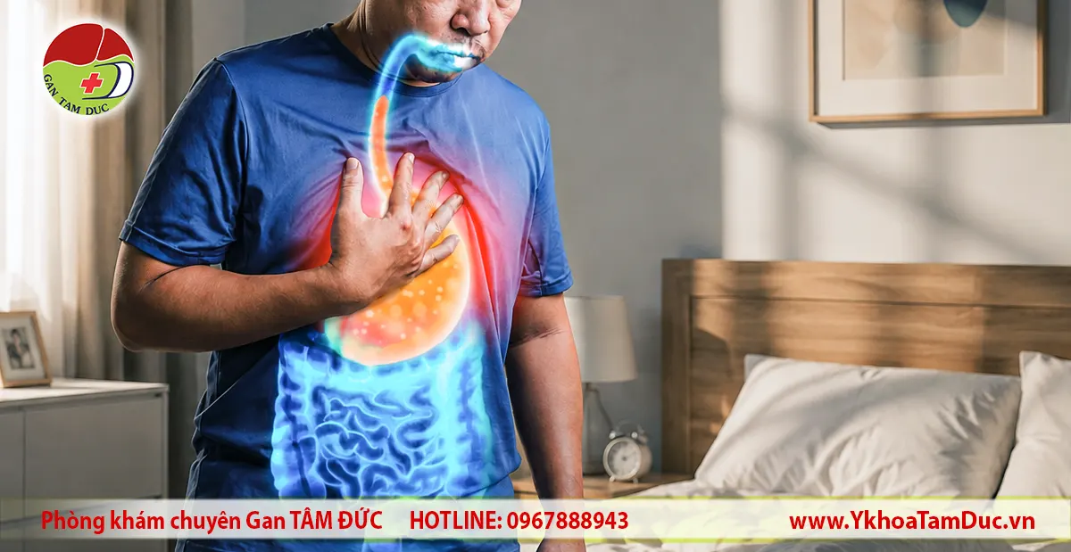 Sáng sớm ngủ dậy bị đắng miệng: Tự đánh giá & Cách xử lý 2 Hình minh họa đồ họa giải phẫu nam giới bị trào ngược dạ dày thực quản, dịch vị đẩy lên vùng miệng gây đắng miệng khi ngủ dậy, kèm logo Phòng khám Gan Tâm Đức.