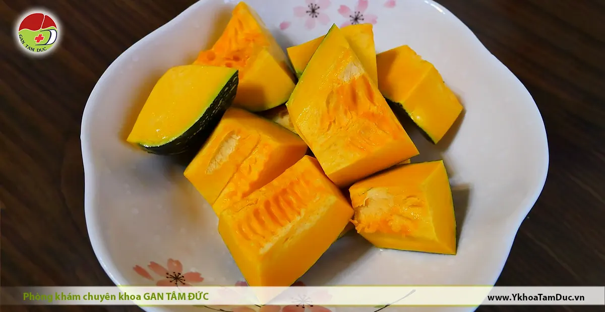 Viêm Gan B Ăn Bí Đỏ Được Không? Lưu Ý Từ Bác Sĩ 5 Các miếng bí đỏ tươi đã cắt đặt trong bát, minh họa thực phẩm thường được sử dụng trong chế độ ăn của người viêm gan B.